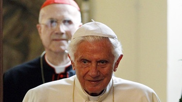 Papst Benedikt XVI. und Tarcisio Bertone | Bild: picture-alliance/dpa