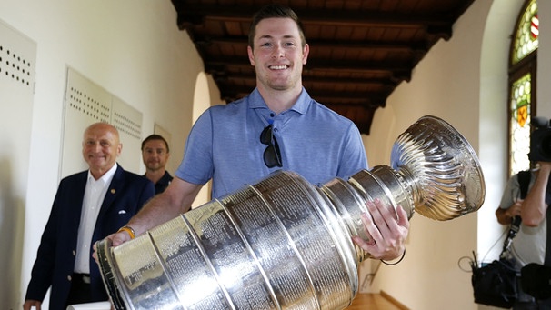 Tom Kühnhackl mit dem Stanley Cup | Bild: picture-alliance/dpa