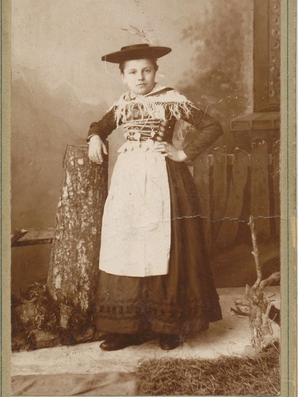 Die junge Elise Aulinger im Dirndl, 1890 | Bild: BR, Historisches Archiv, Hugel (Holzkirchen)