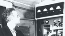 Ingenieur Heinz Rudat bei der Senderabstimmung des ersten europäischen UKW-Senders, 1949. | Bild: BR / Historisches Archiv