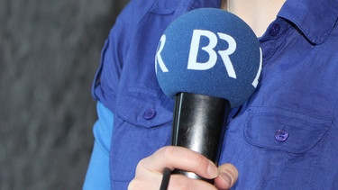 Junge Frau mit BR-Mikrofon | Bild: BR/Markus Konvalin