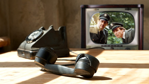 Polizeiinspektion1 Szene im alten Fernseher, Tisch mit altem Telefon | Bild: Montage BR