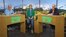 Sendung vom 19.04.2024: Moderatorin Sandra Bouscarrut (Mitte) mit den beiden Freitagsglück-Kandidatinnen Gabi Haas (links) und Johann Blümlhuber (rechts)  | Bild: BR