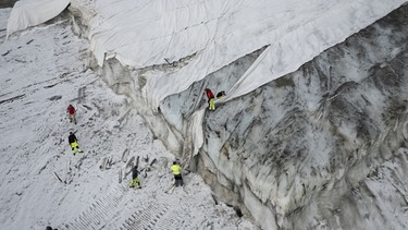Blick auf den Corvatsch-Gletscher in Samedan, Schweiz. Glaziologen haben ihr Programm zur Vermessung des Gletschers eingestellt. Die Entscheidung ist bereits 2019 gefallen, allerdings habe der heiße Sommer 2022 zu „extremen Eisverlusten“ und dem Ende des Programms geführt. | Bild: picture alliance/KEYSTONE | GIAN EHRENZELLER
