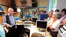 Rainer Kretschmann führt eine Besuchergruppe durch ein Studio | Bild: BR-Studio Franken