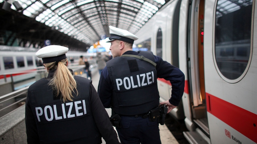 Bundespolizisten patroullieren in Köln im Hauptbahnhof an einem ICE | Bild: dpa-Bildfunk