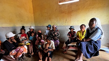 
Frau, Macht, Veränderung. Wie die Kirche in Madagaskar Frauen aus der Armut holen will - Symbolbild (Frauen und Kinder in Madagaskar) | Bild: BR Johannes Reichart