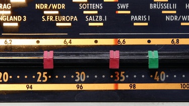 Frequenzanzeige an einem Radiogerät
| Bild: BR