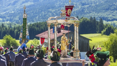 Jesusstatue auf der Fronleichnamsprozession in Bayern. | Bild: stock.adobe.com/mmphoto