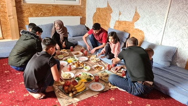 Familie Ziarmal aus Afghanistan beim Essen | Bild: BR/Birgit Rätsch