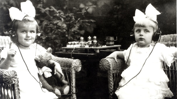 Schwarz-weiß-Fotografie, Zwei Kinder mit Kopfhörern | Bild: BR / Historisches Archiv